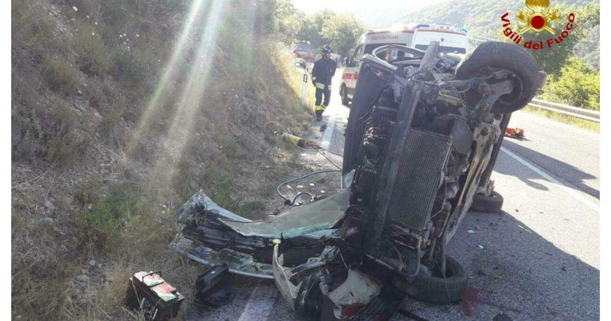 Marche - Tremendo scontro fra auto e camion: gravissima una donna di 59 ...