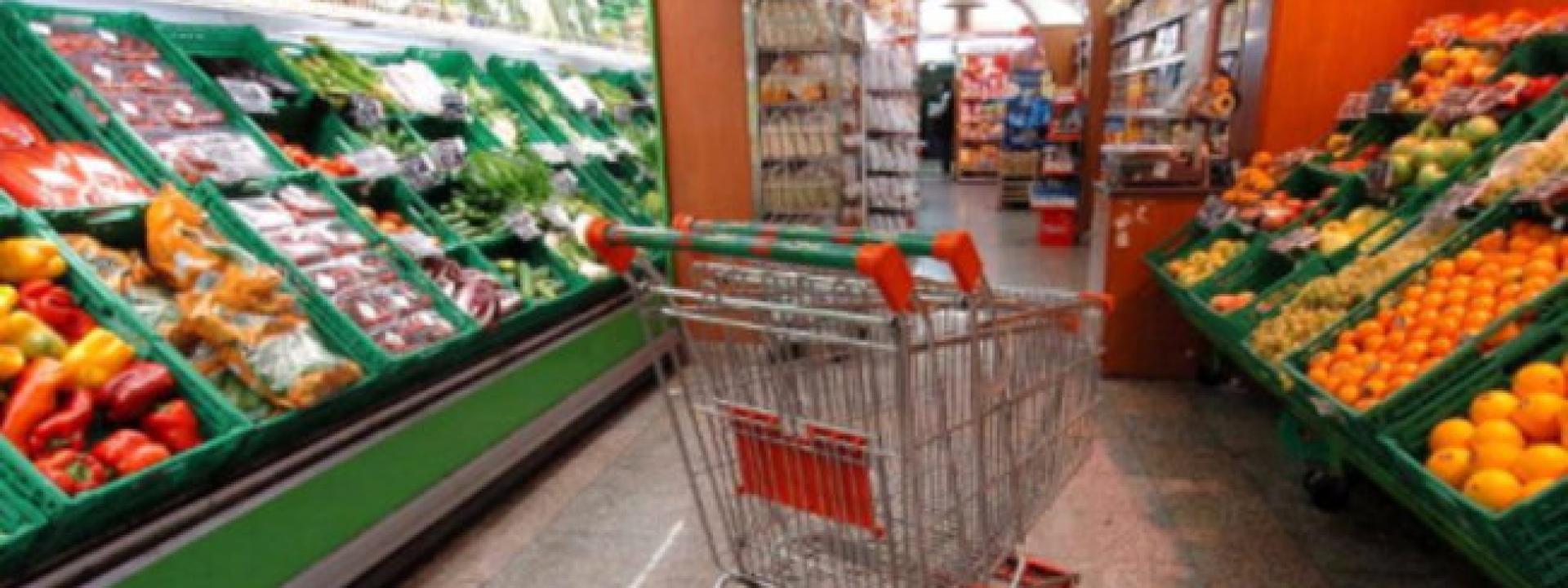 Dipendente di un supermercato aggredito da un 