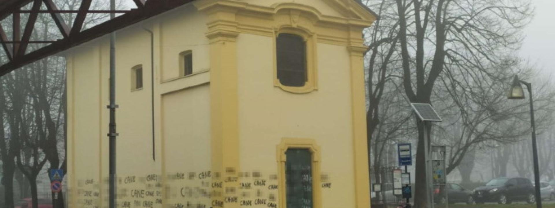 I muri di una chiesa ricoperti di bestemmie