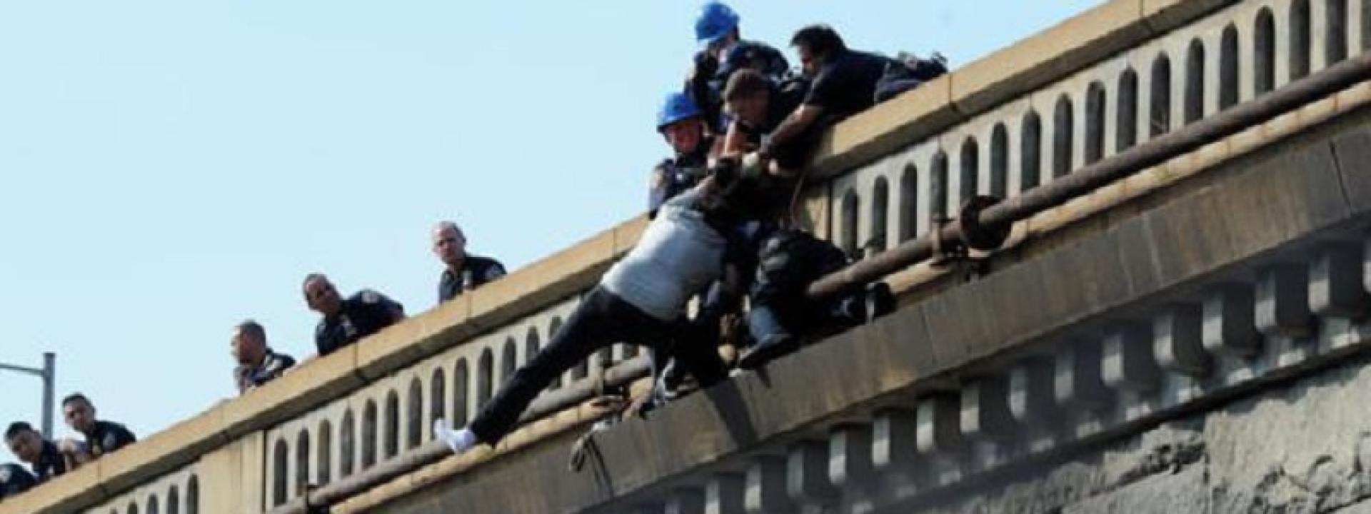 Tenta il suicidio impiccandosi in un dirupo: salvato dai carabinieri