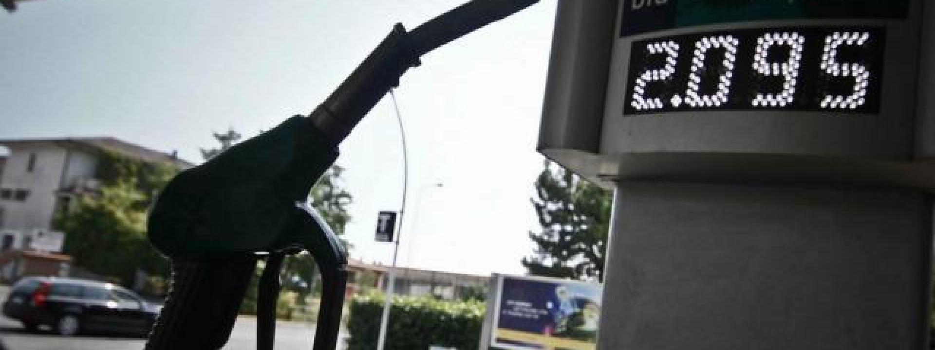 La benzina sfonda il muro dei 2 euro al litro in autostrada