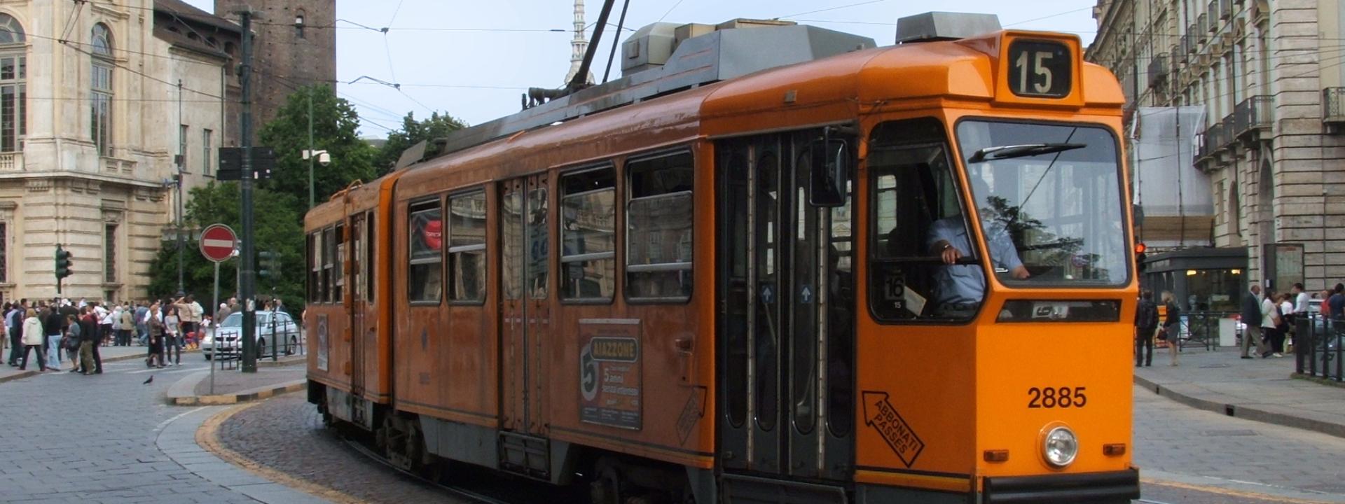 Tram travolge e uccide una donna