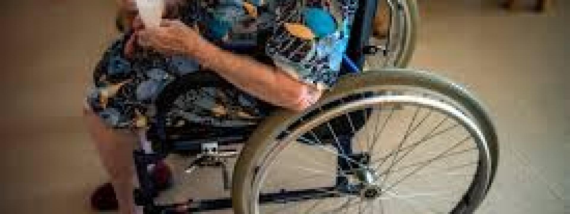 Rapina un'anziana sulla sedia a rotelle: in manette un 58enne