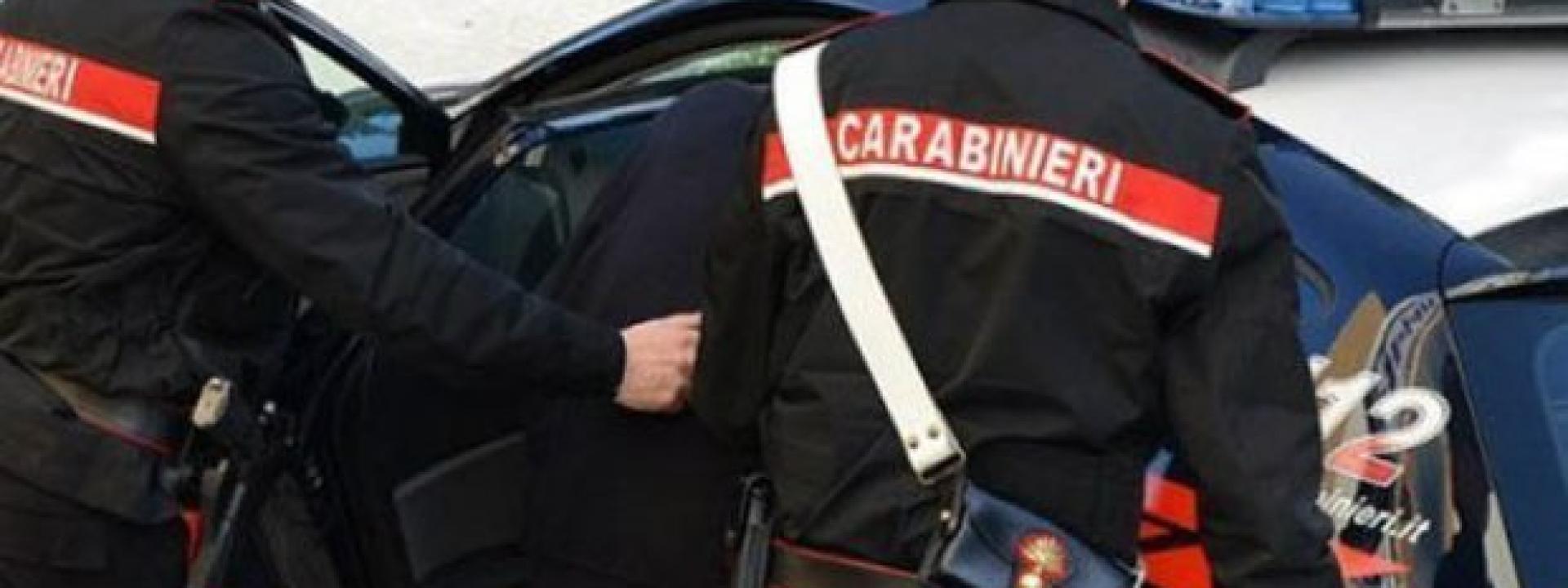 Picchia la compagna in auto mentre passano i carabinieri: arrestato