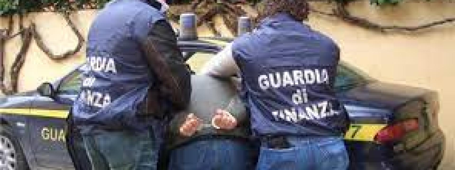 Latitante tenta la fuga lanciandosi dal balcone: arrestato e ricoverato