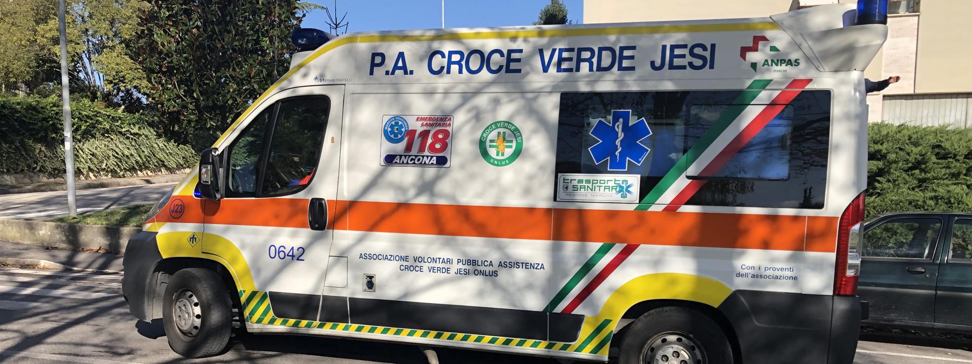 Marche, ubriaco e molesto aggredisce i soccorritori e danneggia l'ambulanza