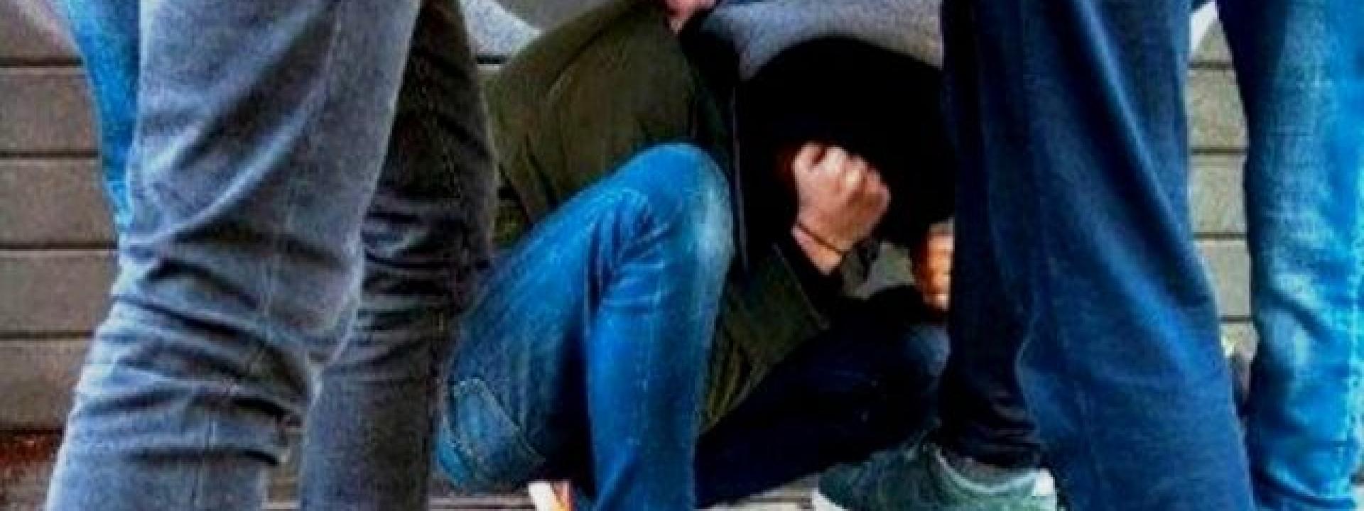 Tentano di rapinare un compagno di scuola: denunciati due 15enni e tre 14enni