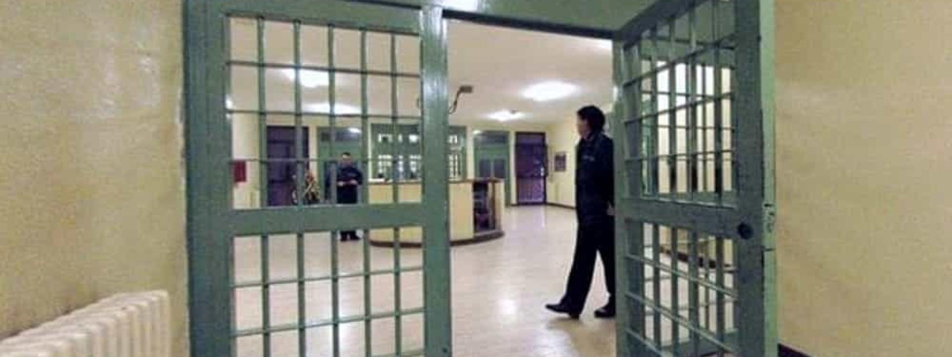 Detenuti appiccano il fuoco nel carcere minorile: 4 agenti intossicati