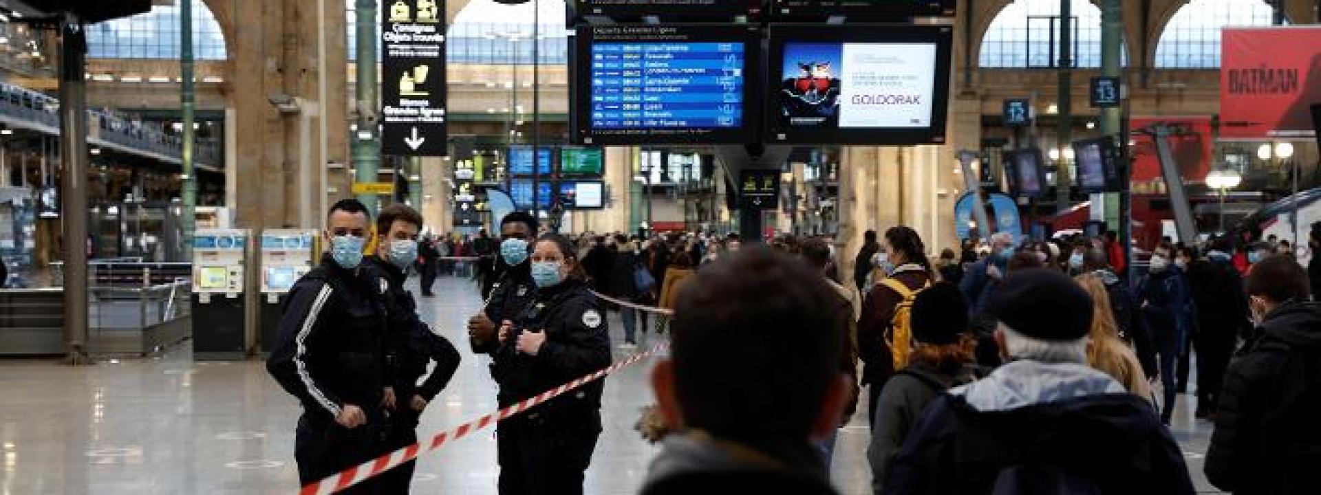 Parigi, minaccia gli agenti con un coltello: ucciso un uomo