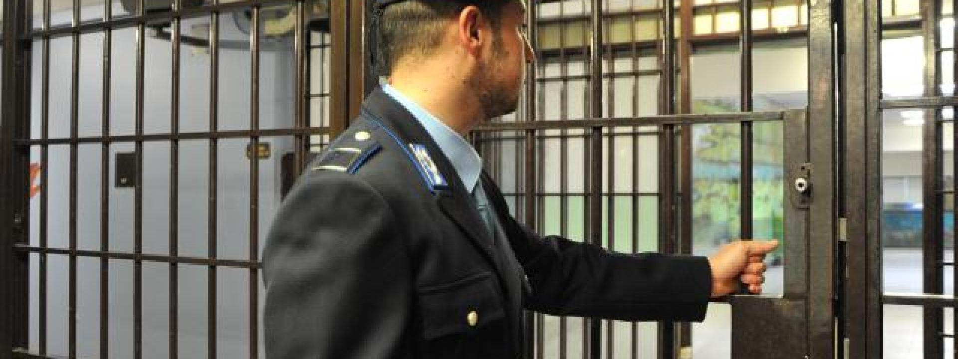 Detenuto aggredisce un medico, poi colpisce un agente con un pugno