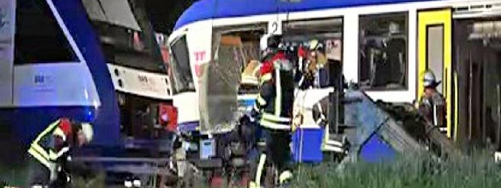 Scontro fra treni regionali in Germania, almeno un morto e decine di feriti