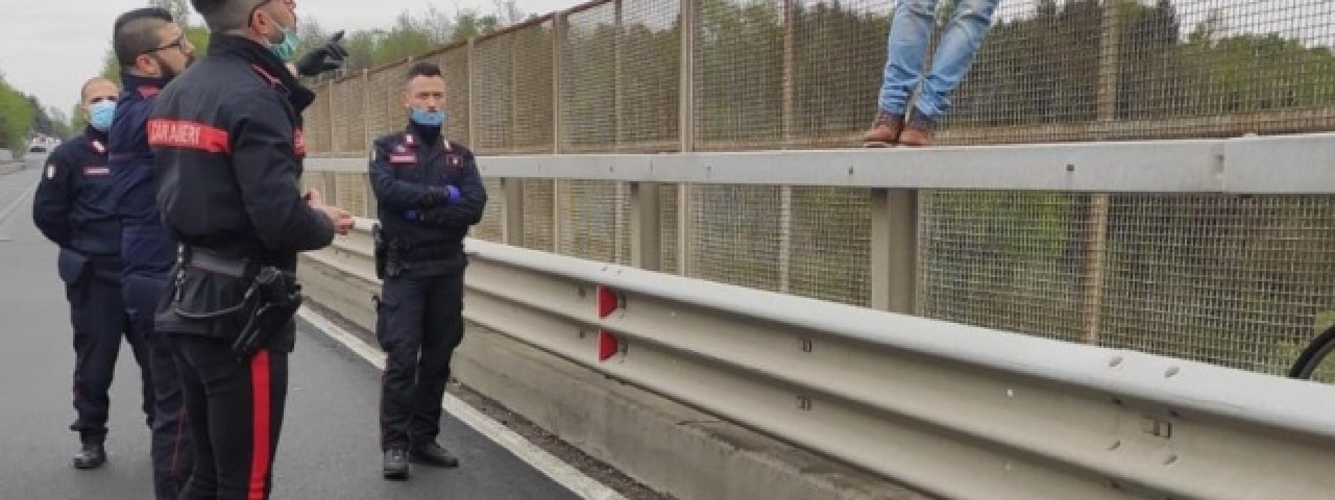 Tenta di buttarsi da un ponte: salvata dai carabinieri