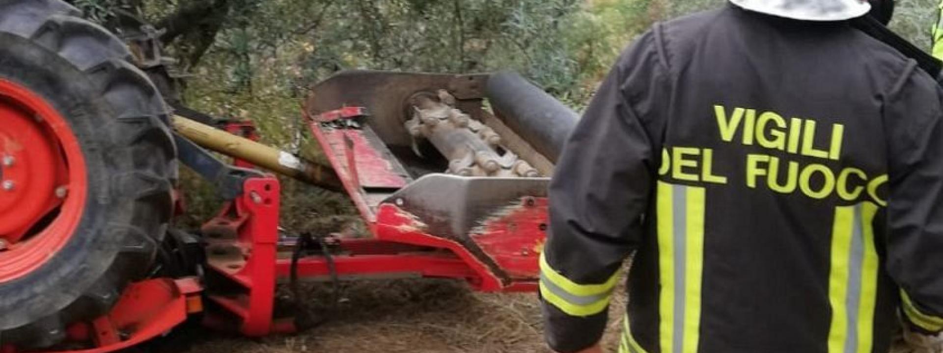 Alla guida del trattore, trancia inavvertitamente un palo che lo colpisce in pieno: morto sul colpo