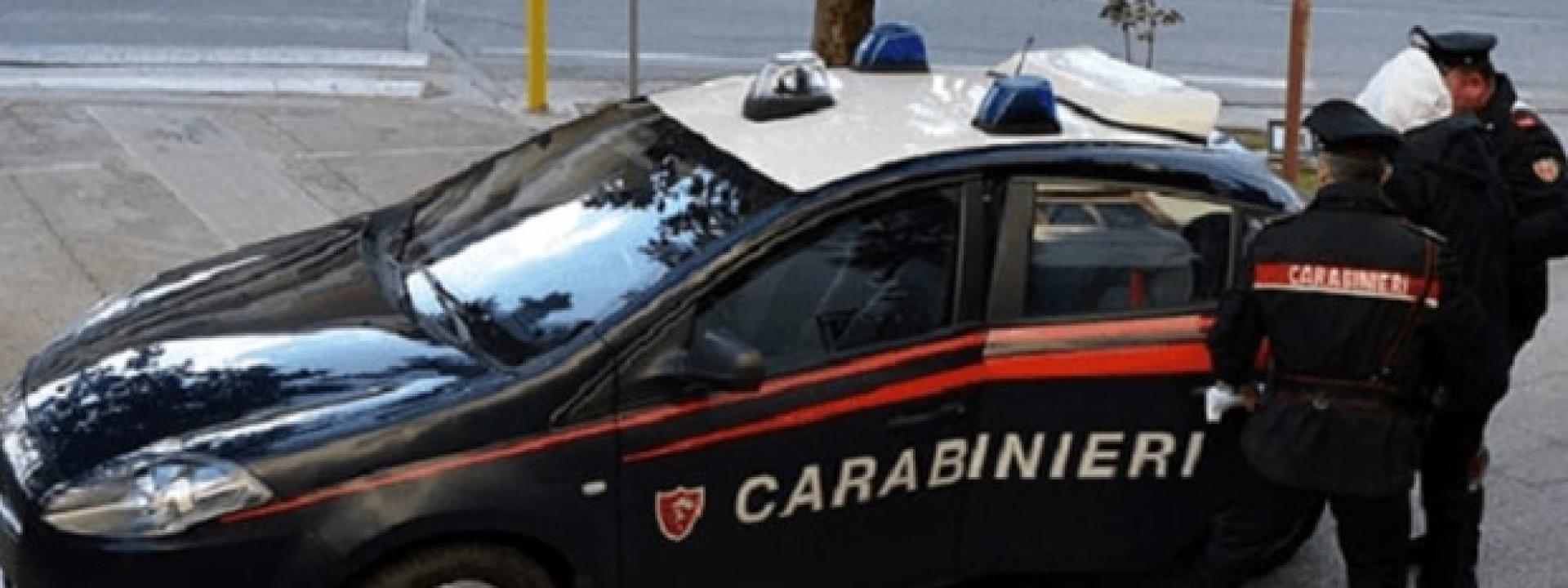 Genio del crimine evade per la terza volta in due mesi dai domiciliari e prende a pugni un passante