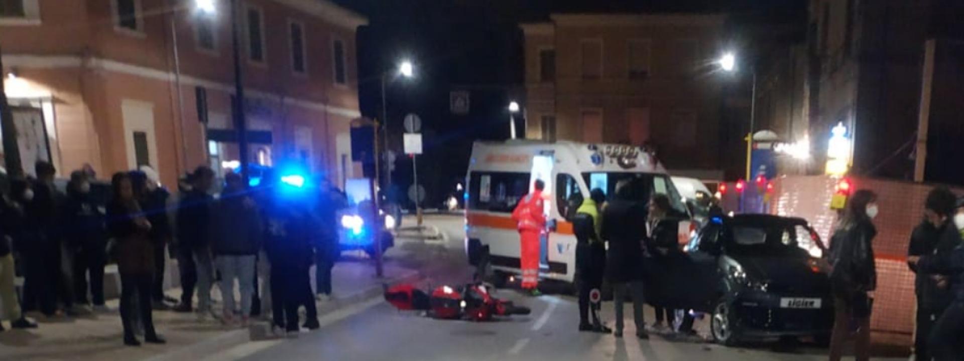 Marche, moto contro minicar: 17enne trasportato a Torrette