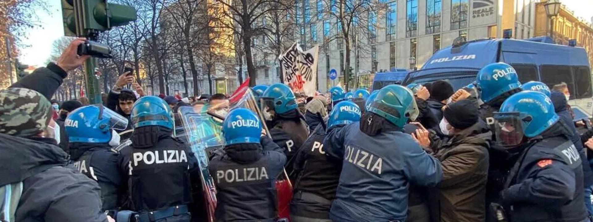 Corteo studenti a Torino, scontri: sette feriti fra le forze dell'ordine