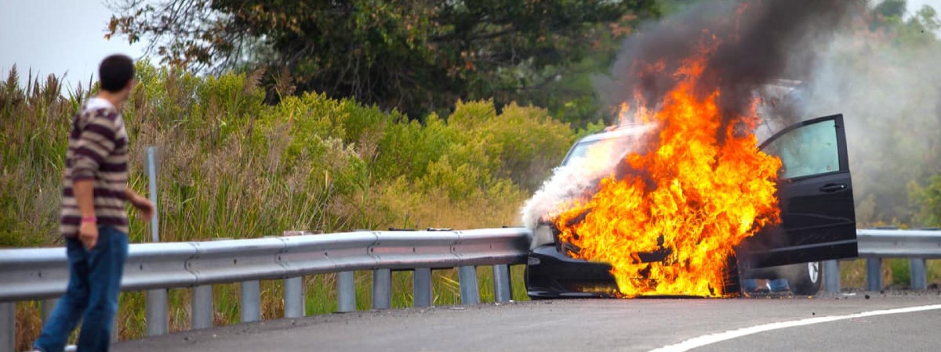 Marche, novantenne perde il controllo dell'auto: dopo l'urto, esce e crolla a terra mentre l'auto va in fiamme