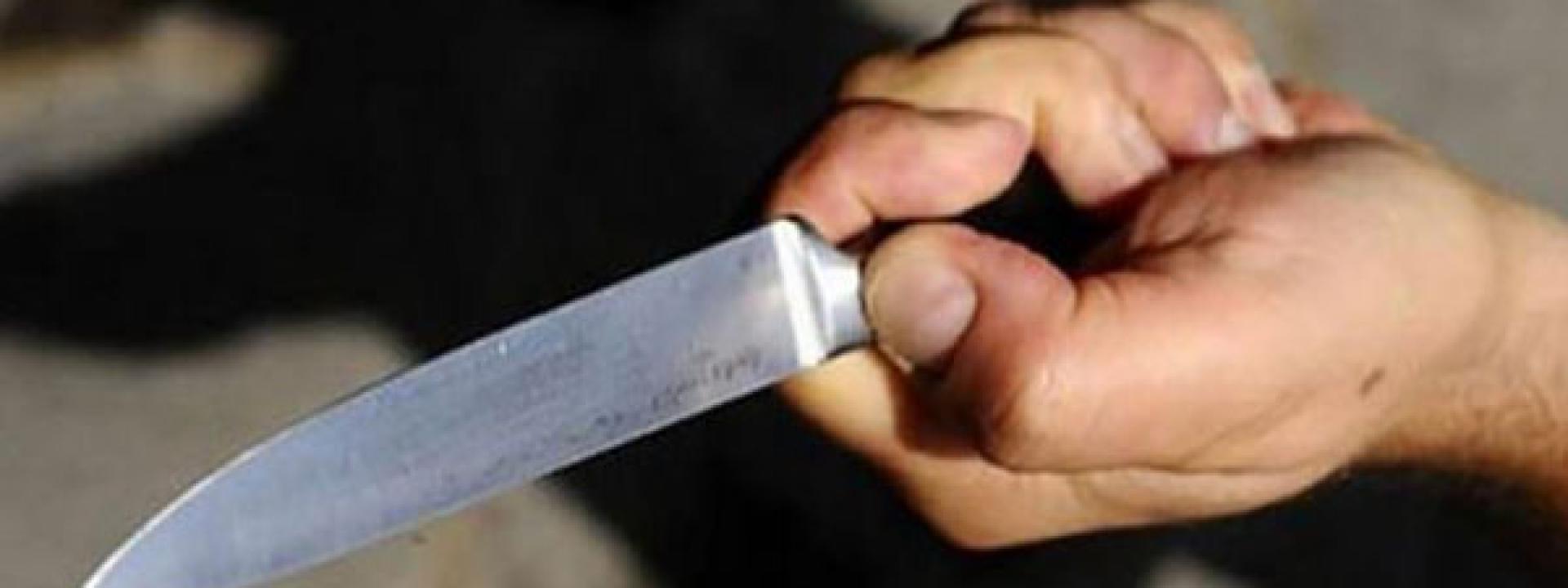 Cinque rapine in un giorno: col coltello tagliano i pantaloni della vittima per prendere il portafogli