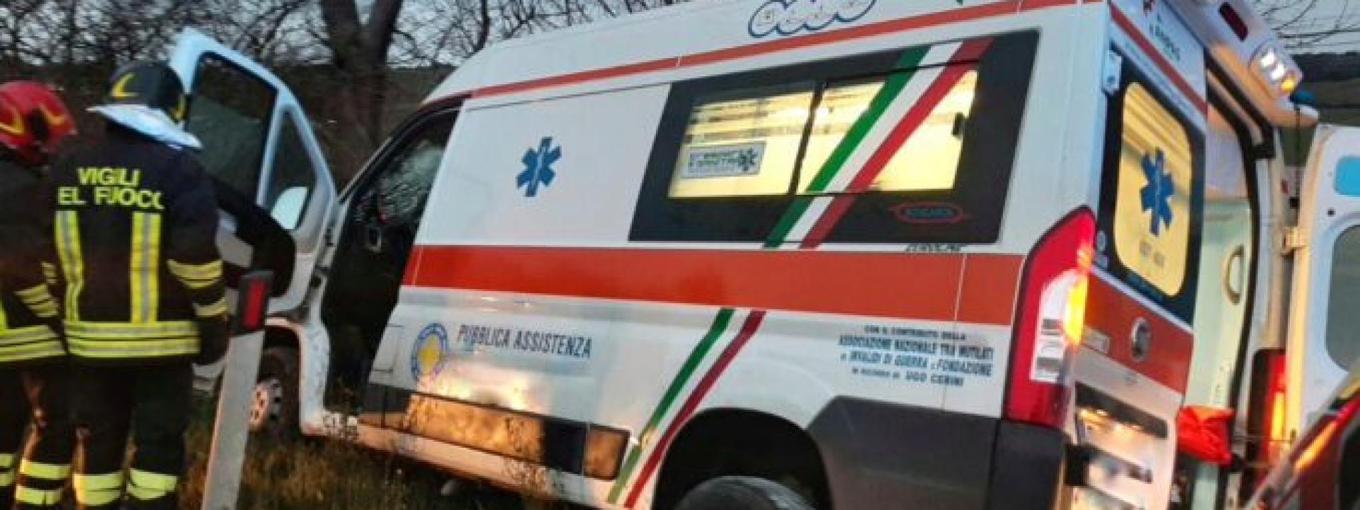 Marche, si schianta con l'ambulanza mentre trasporta un ferito: Luca muore a 51 anni