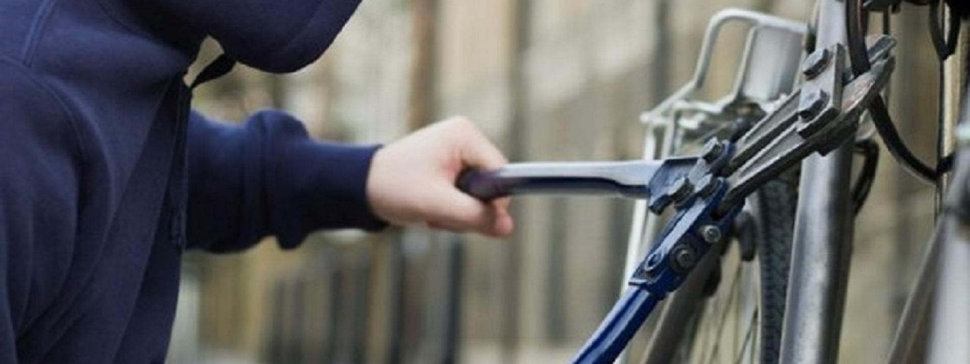 Rubano una bici e la mettono in vendita on line: denunciati due minori