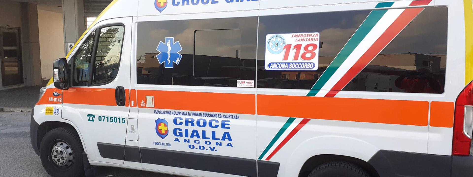 Marche, si aggira ubriaco nel parcheggio dei camion e viene picchiato