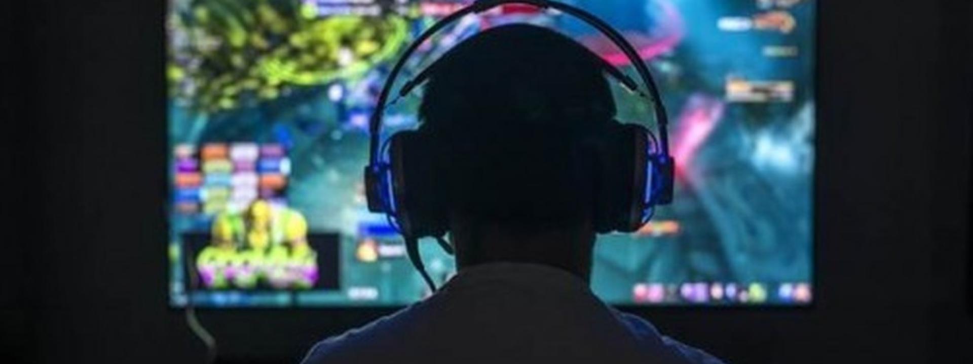 Il padre lo sgrida perchè gioca con la Play invece di studiare, lui chiama la polizia