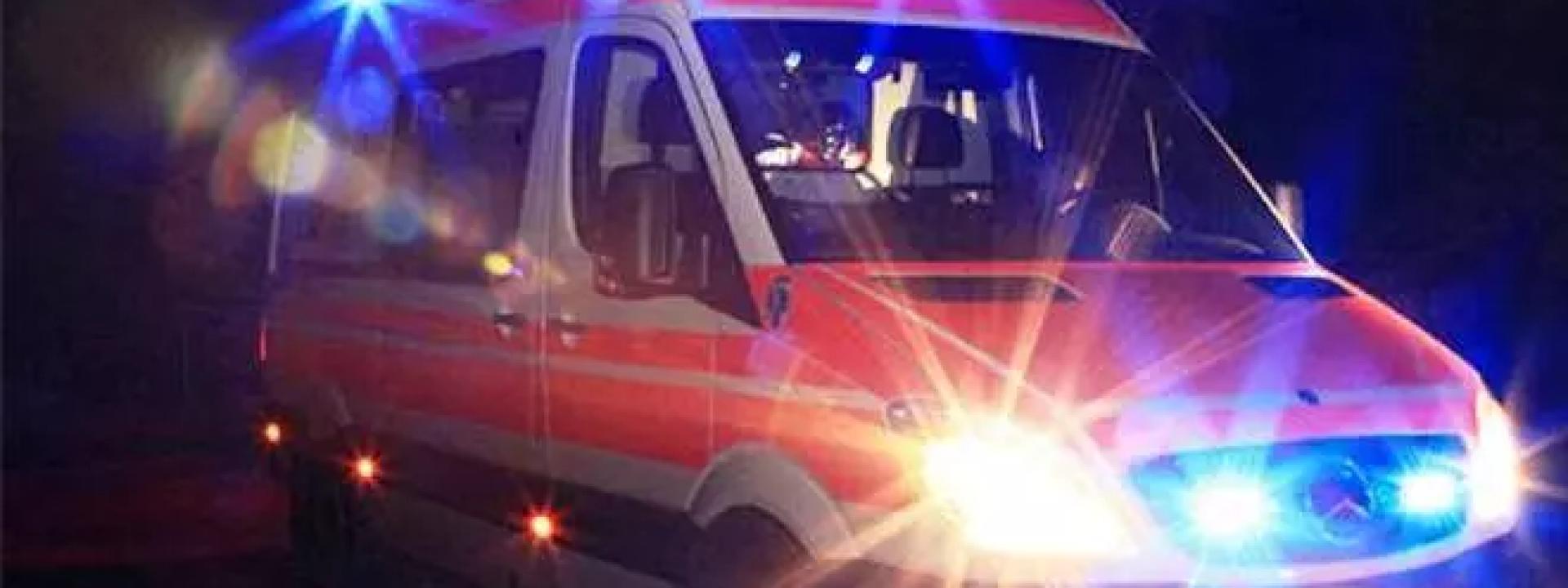 Chiede l'intervento dei soccorsi e quando arriva l'ambulanza prende a pugni l'autista