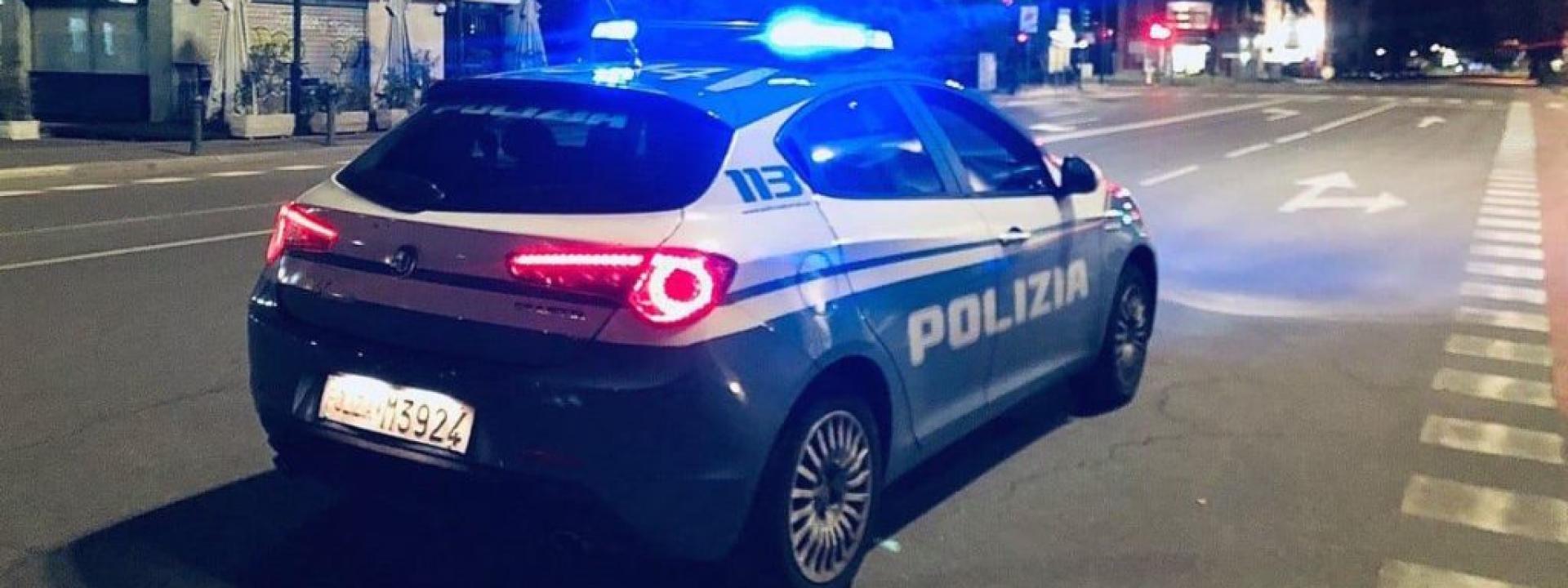 Marche, ubriaca si schianta con l'auto contro un muretto poi insulta polizia e medici