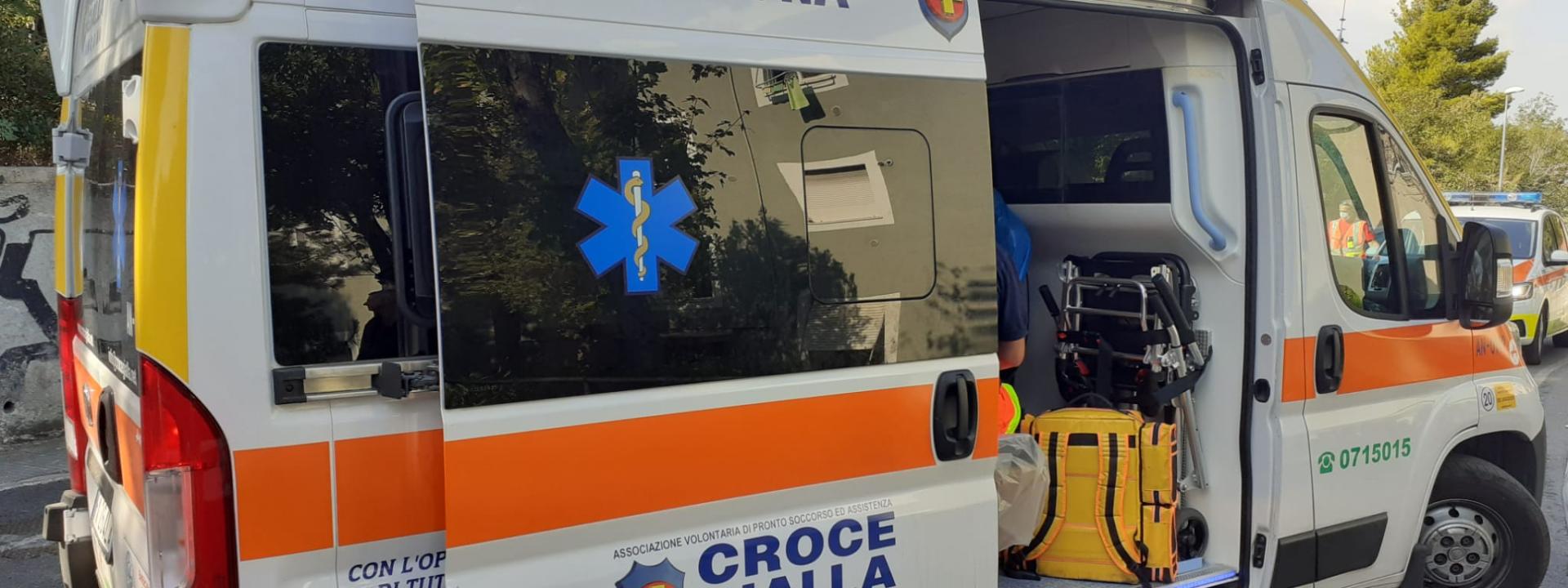 Marche, anziana cade e finisce in mezzo alla strada rischiando di essere travolta