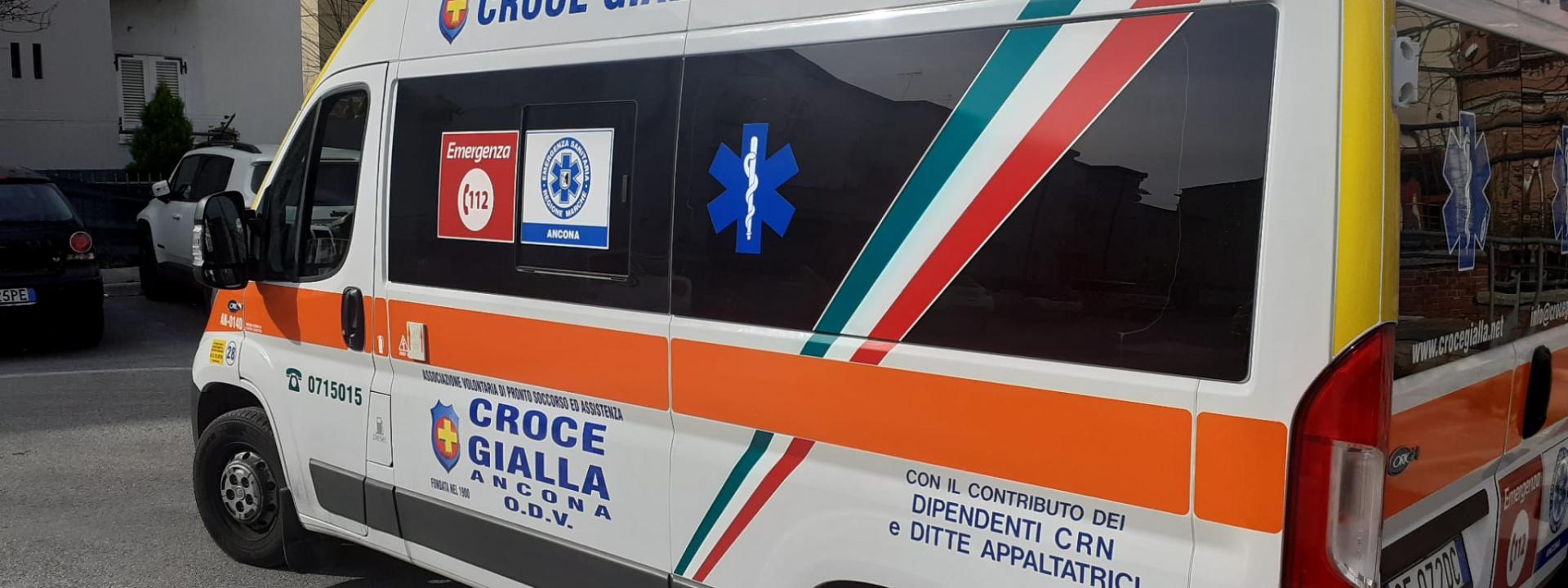 Marche - Soccorso privo di sensi in piazza: si era scolato un cartone di vino