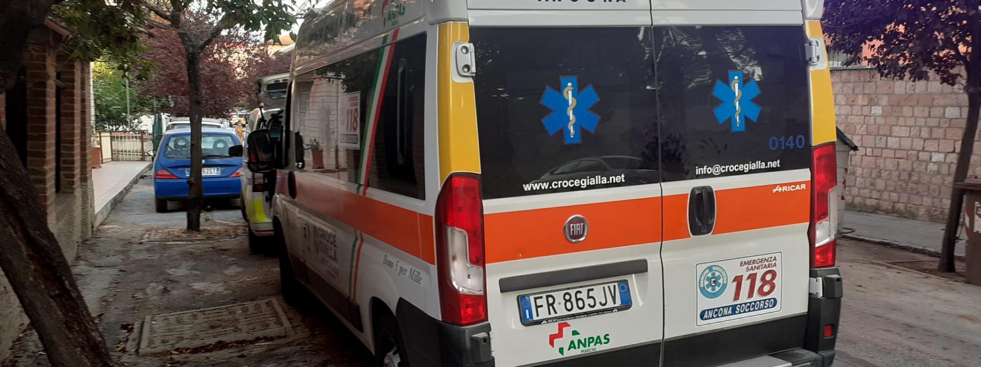 Marche - Le cade addosso una lapide di marmo: 58enne portata a Torrette