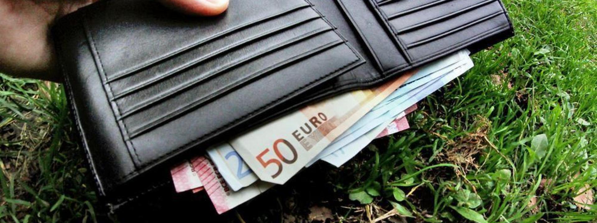 Marche - Trova un portafogli con 700 euro e lo porta alla polizia