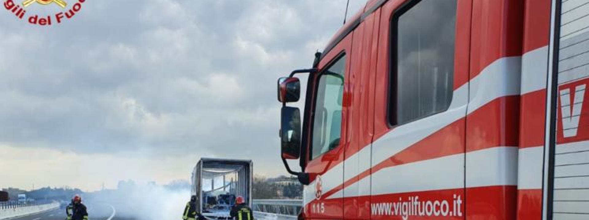 Marche - Autocarro in fiamme sulla A14, traffico in tilt