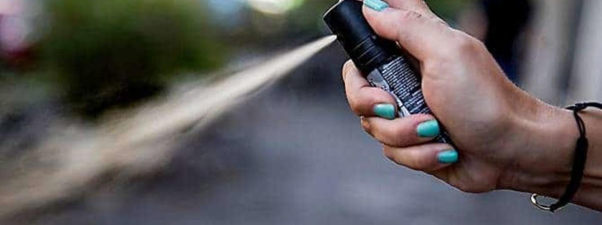 Marche - Il prete lo scopre mentre prova a rubare in chiesa e lui gli spruzza in faccia lo spray al peperoncino