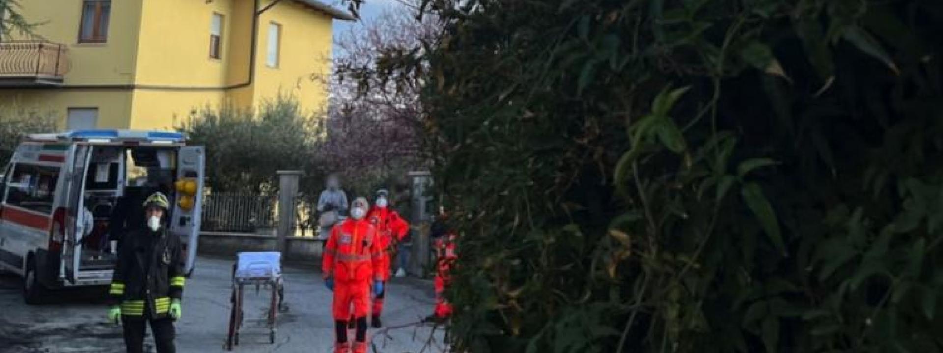 Marche - Pollenza, resta impigliato a testa in giù mentre taglia i rami di un albero