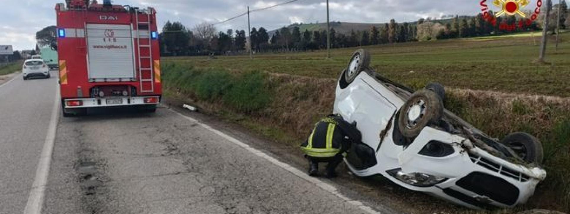 Marche - Perde il controllo dell'auto che si rovescia ai margini della strada