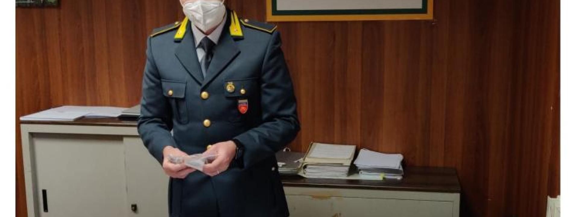 Marche - Confeziona la merce in proprio: sequestrati 55mila articoli a un ambulante di Recanati