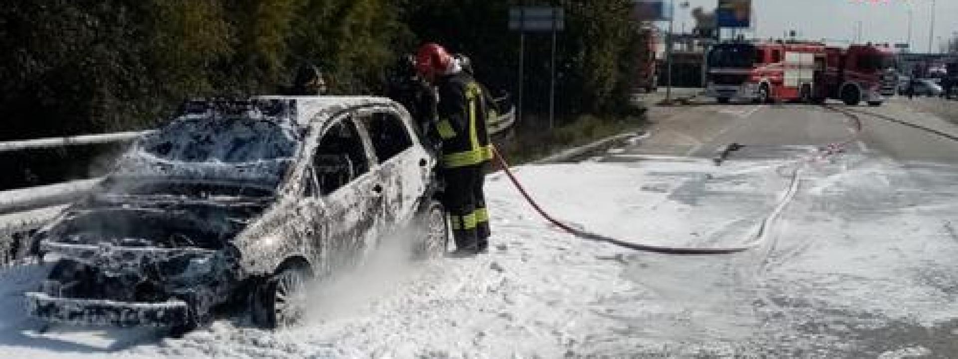 Marche - L'auto a metano prende fuoco, chiusa la strada