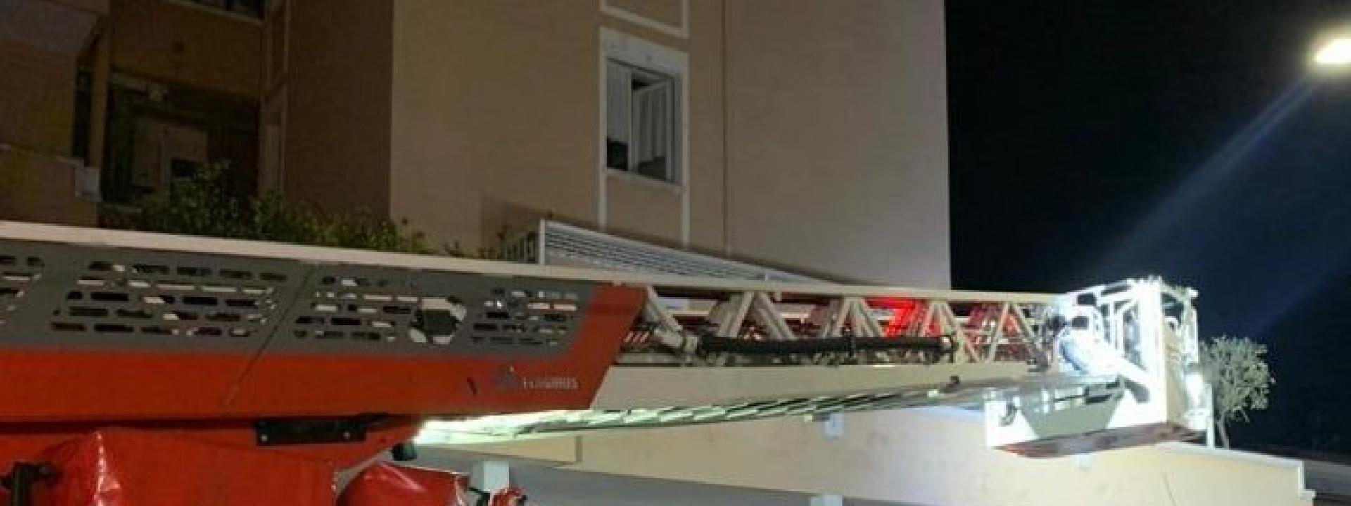 Marche - Fiamme nella palazzina, evacuati 19 appartamenti