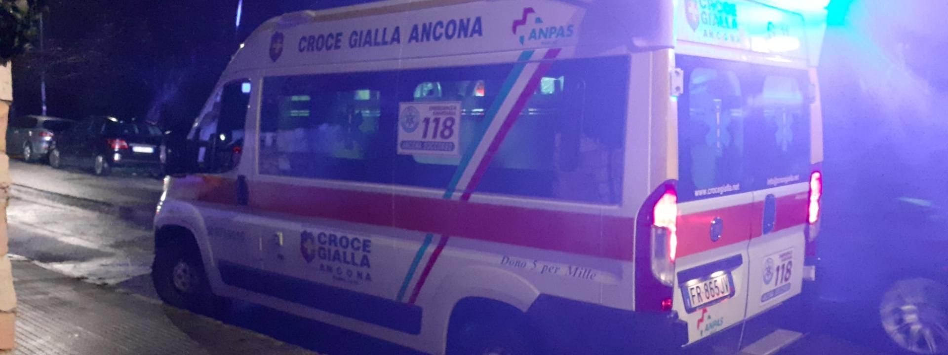 Marche - Crolla in strada per un malore mentre stanno passando tre volontari della Croce Gialla: salvato