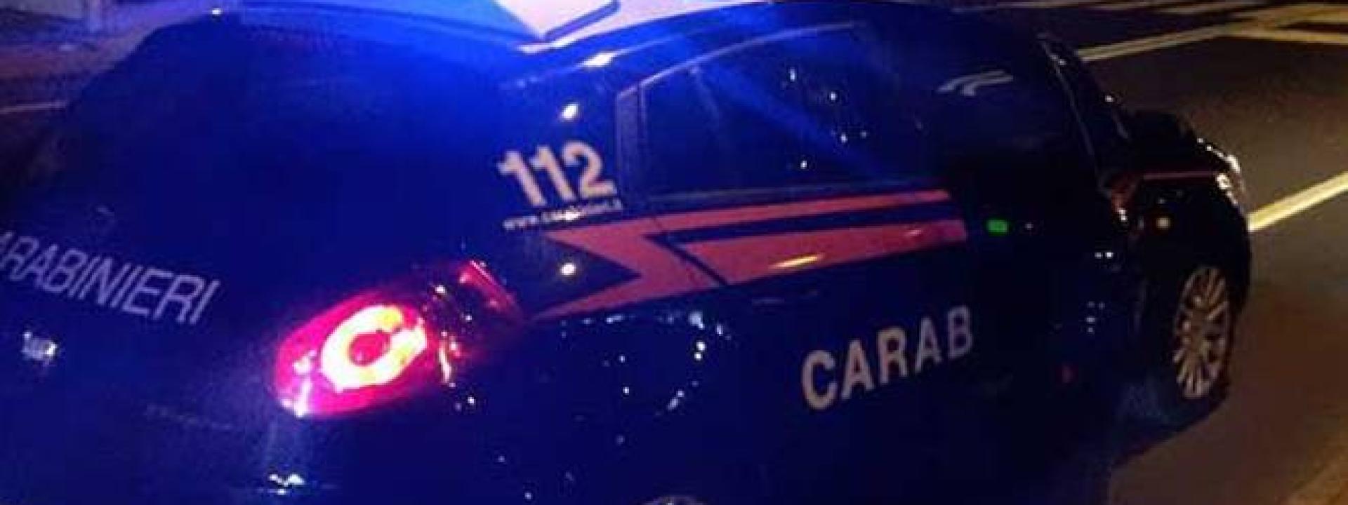 Blocca un taxi nel traffico e sequestra la ex di 17 anni: lei non denuncia