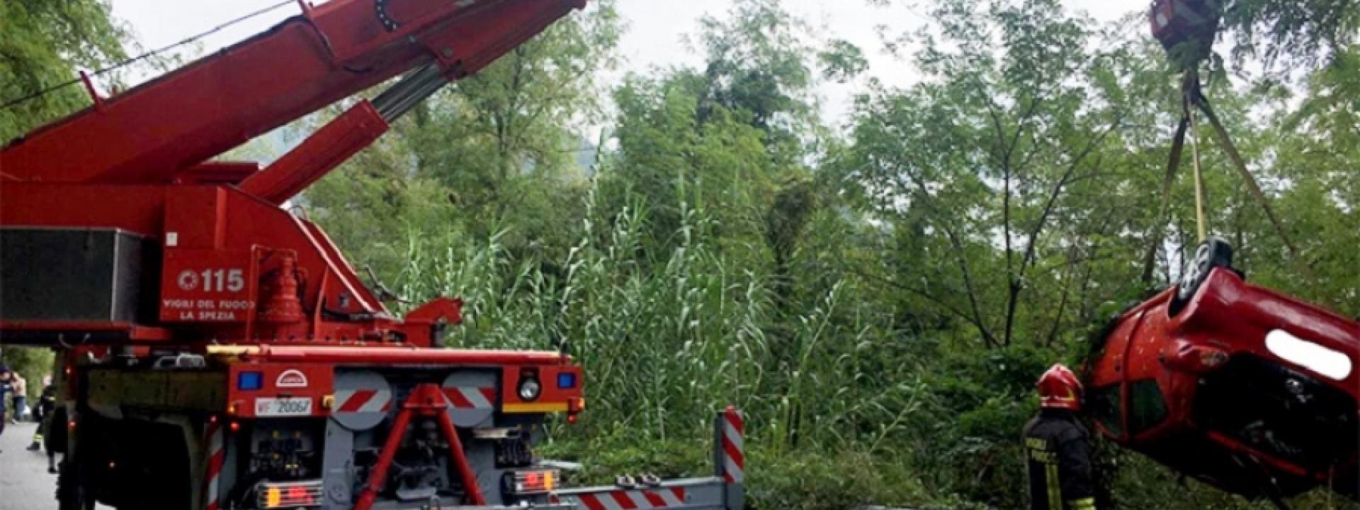 Marche - L'auto vola dal ponte per dieci metri: due studenti salvi per miracolo