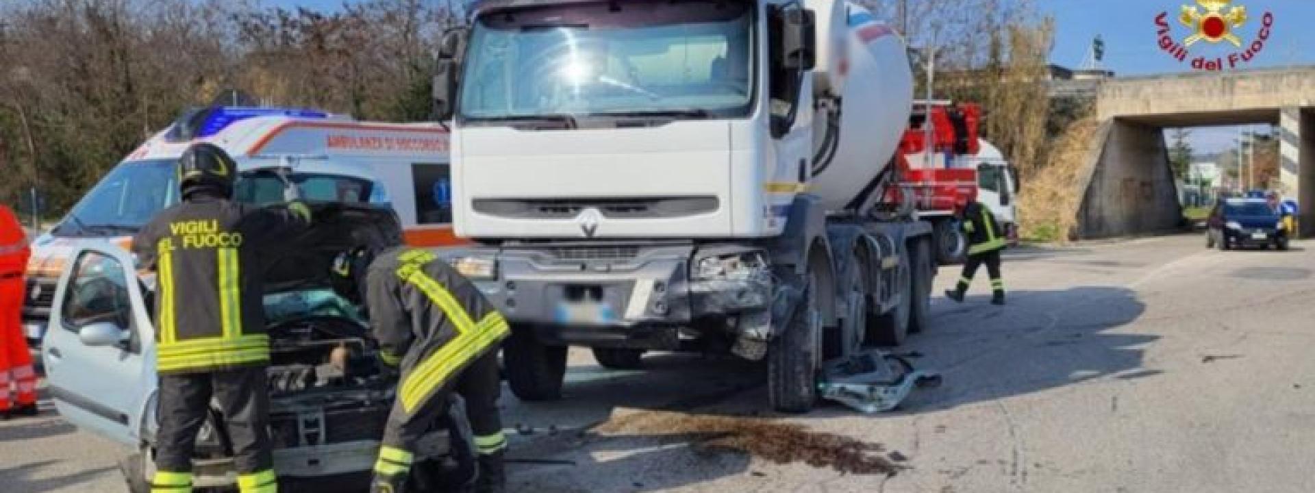 Marche - Tremendo schianto fra un'auto e una betoniera: interviene l'eliambulanza