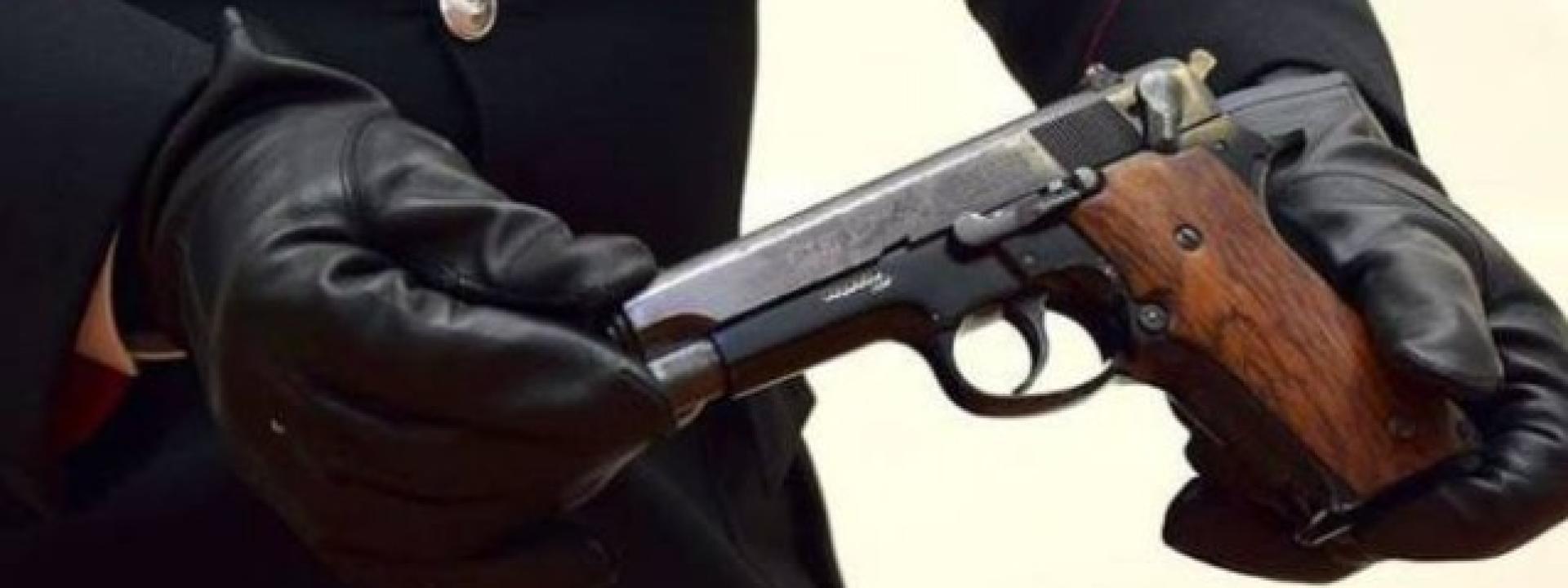 Marche - A spasso con una pistola rubata in macchina: 28enne in manette