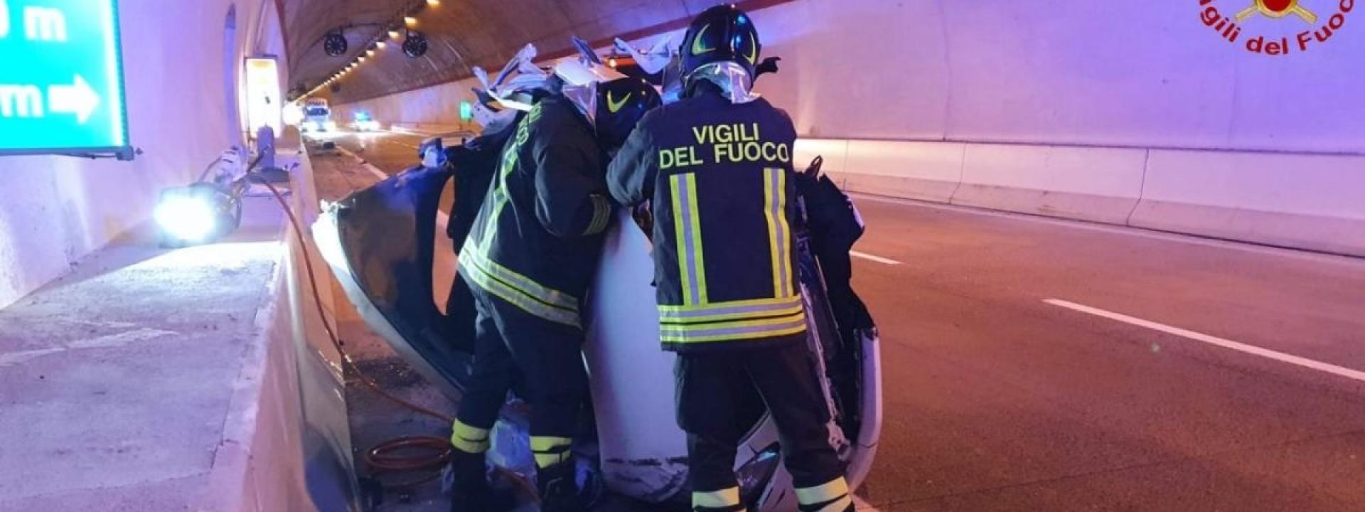 Marche - L'auto sbanda e si ribalta in galleria: ancora un incidente sulla superstrada 77