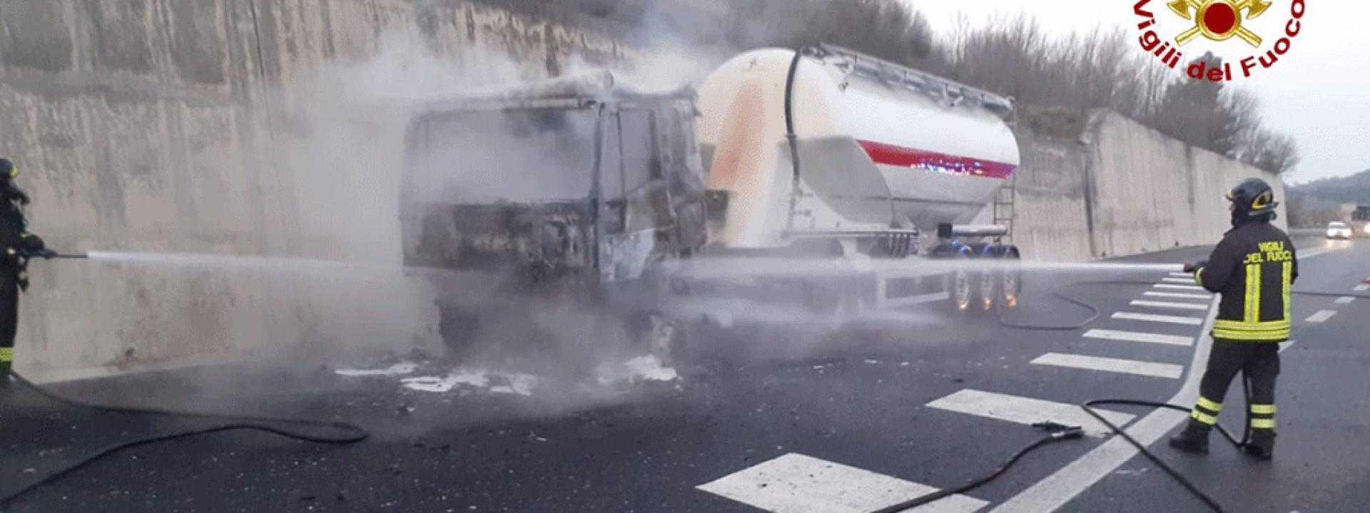 Marche - Camion alimentato a Gnl prende fuoco mentre è in marcia