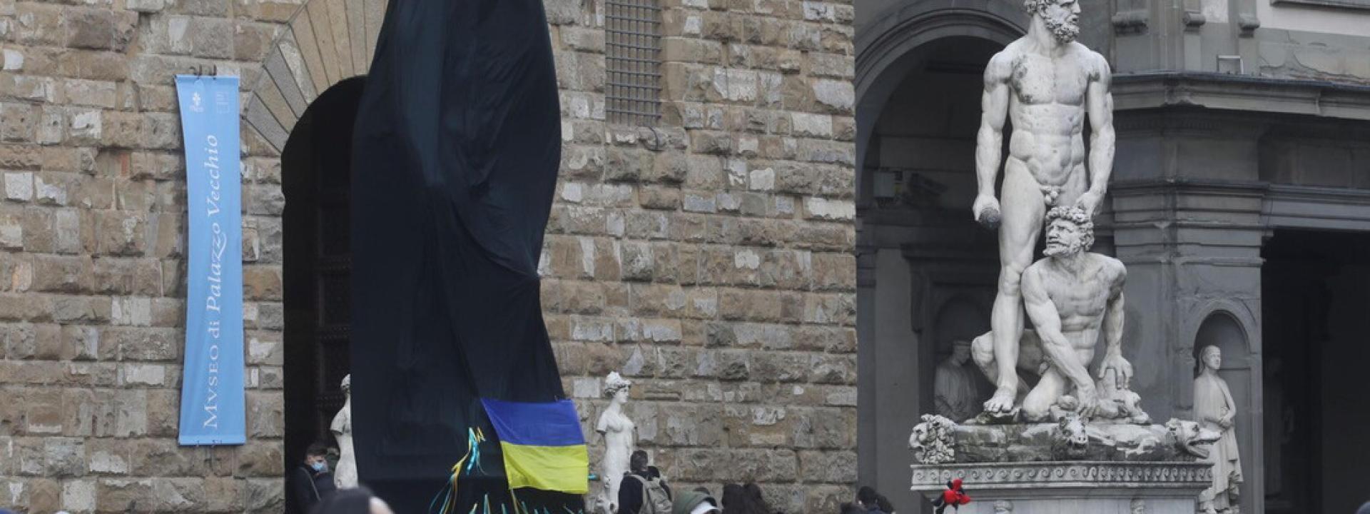 Brucia la copia del David a Firenze per solidarietà con l'Ucraina: danni per 15mila euro
