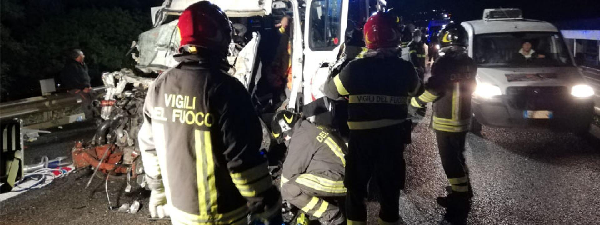 Strage sul minibus di un istituto religioso: morte quattro suore in un incidente in autostrada