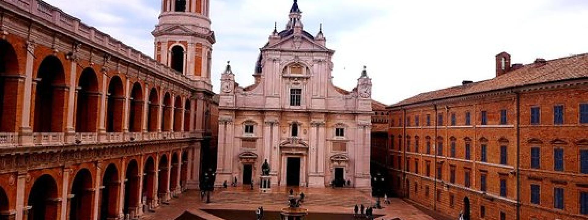 Marche - Folle semina il panico di fronte alla Santa Casa armato di mazza ferrata