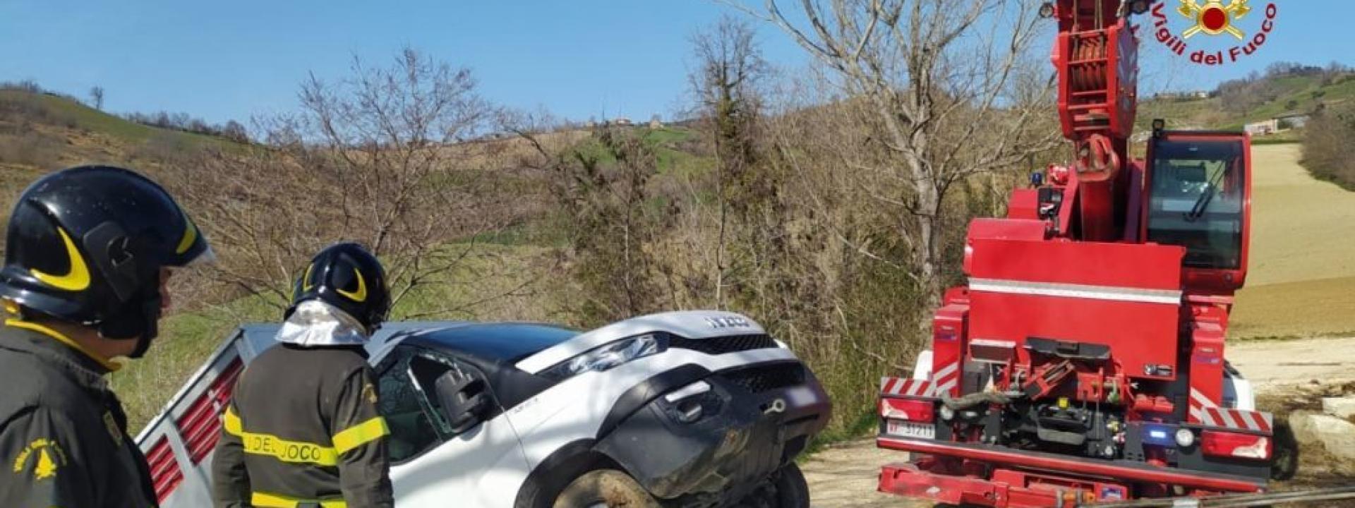 Marche - Autocarro scivola nel dirupo: i pompieri salvano due vitellini